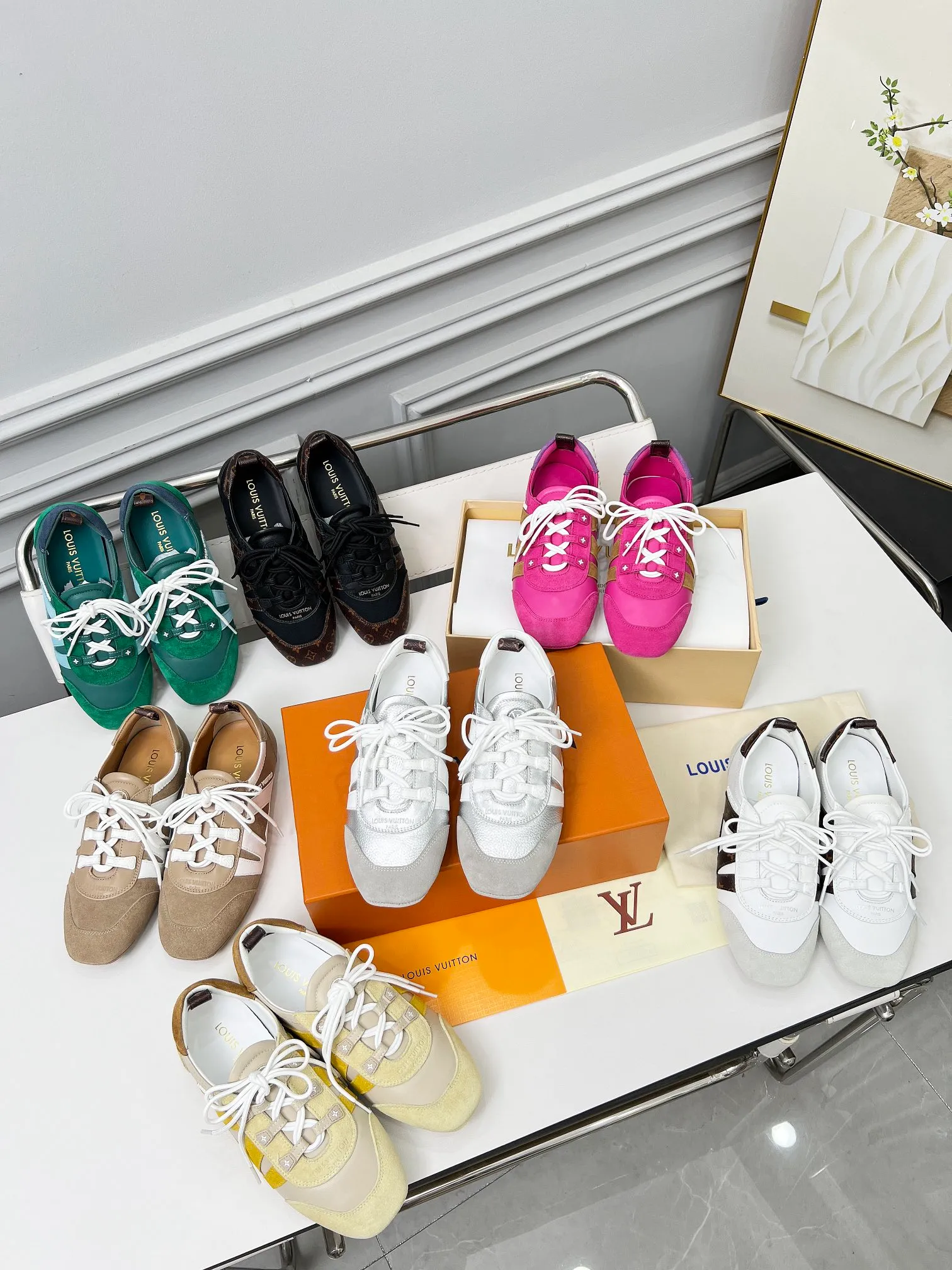 👟👟Ex-factory price 600👟👟 LV Sneakerina ballet-style sneakers are made of soft sheepskin and suede cow leather trimmings, and Monogram canvas is used to write the LV letters on the side, combining the light structure of ballet shoes with the comfortable texture of sneakers. Sacchetto craftsmanship and an injection-molded outsole complete the package, allowing for flexibility in a variety of looks. Code number: 35~41, colors are being updated...